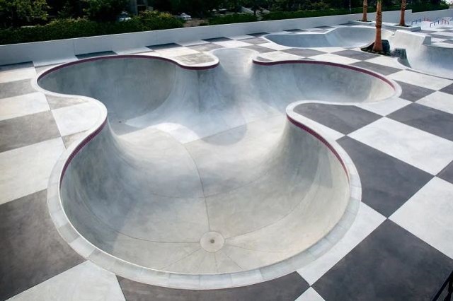 極限運(yùn)動(dòng)滑板場(chǎng)地中像一個(gè)游泳池的叫什么？